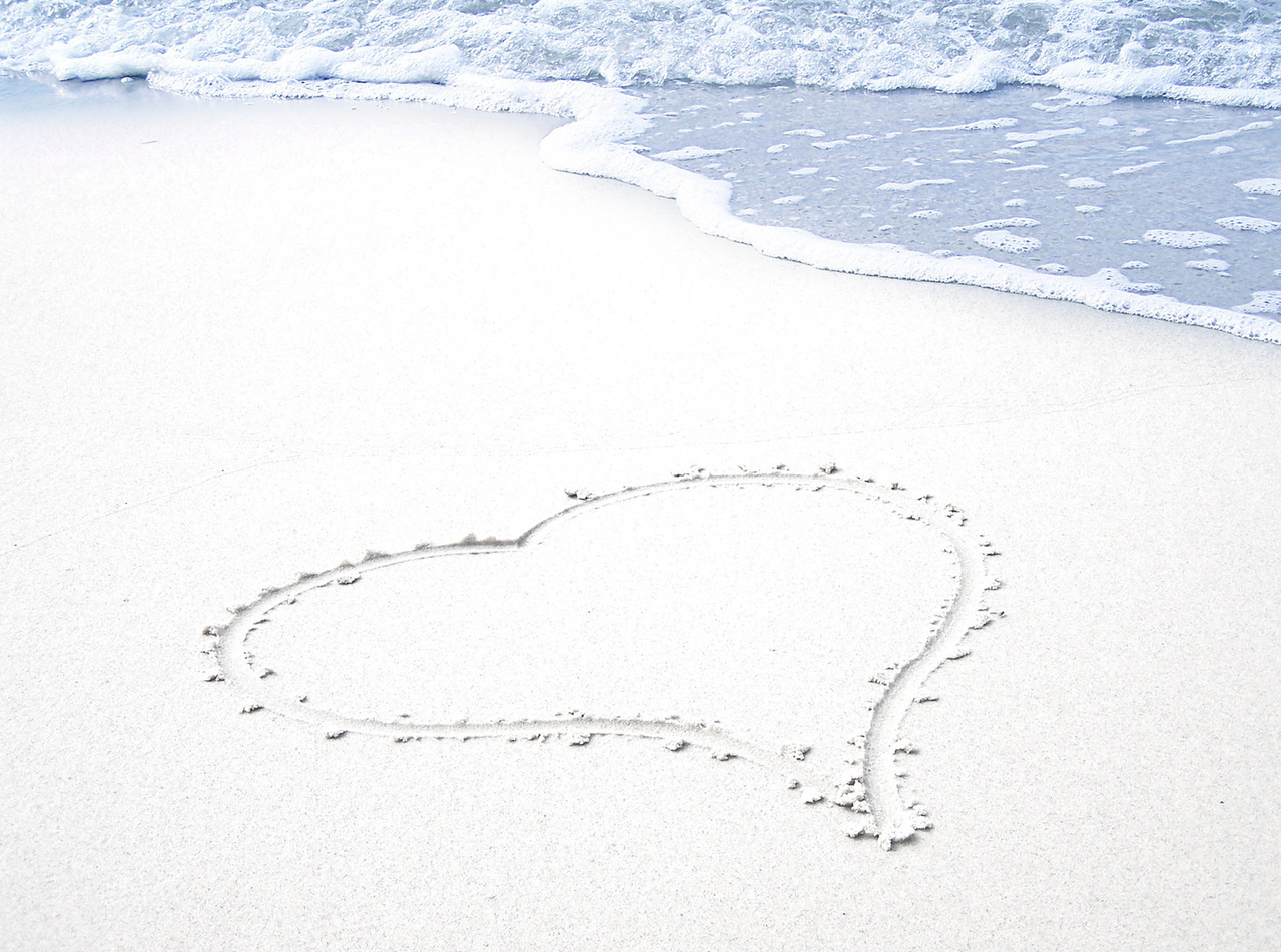 sand-heart-1314533-1279x951
